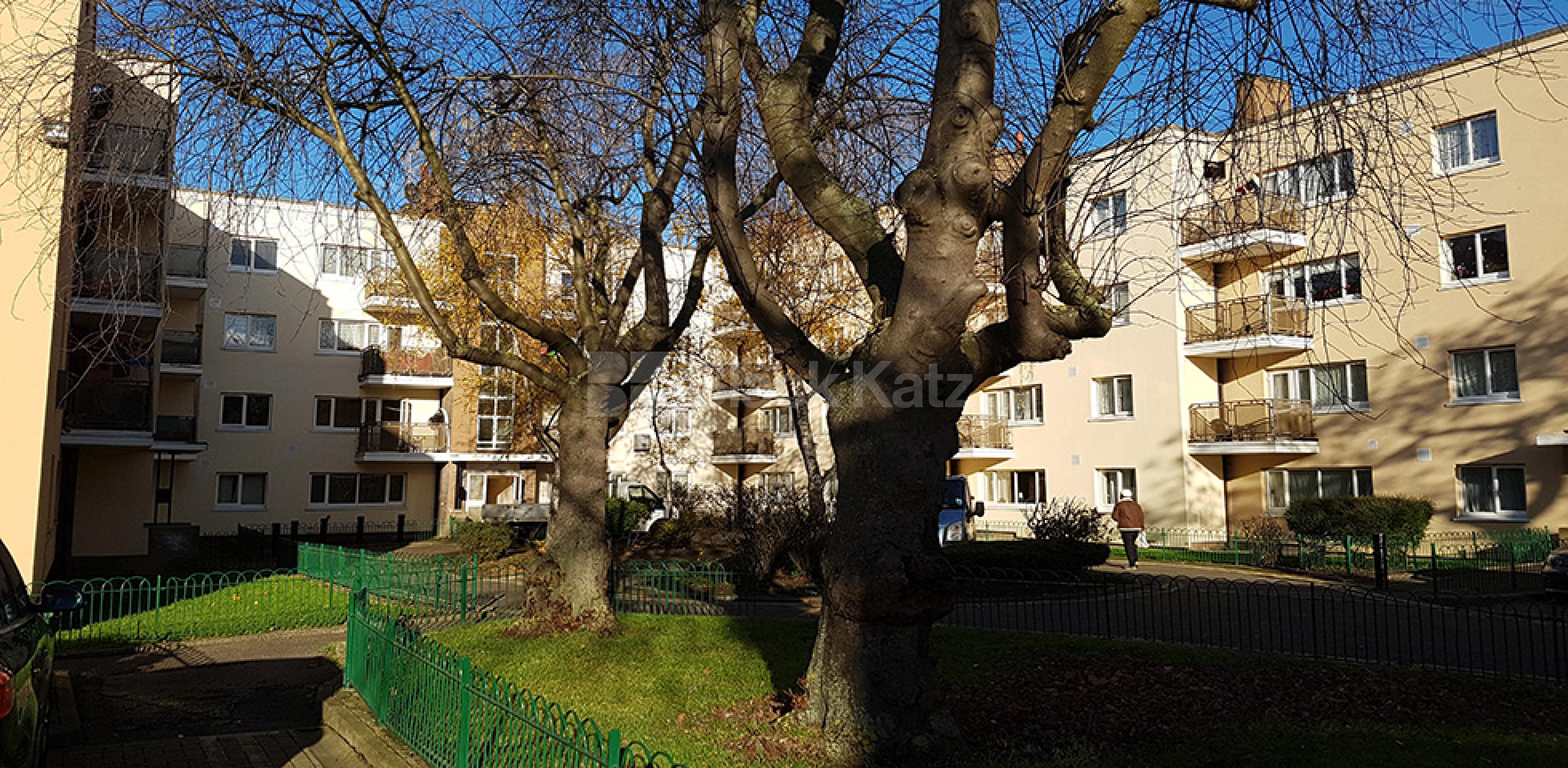 			UNDER OFFER, 3 Bedroom, 1 bath, 1 reception Apartment			 Heaton Road, Peckham Rye/Nunhead SE15